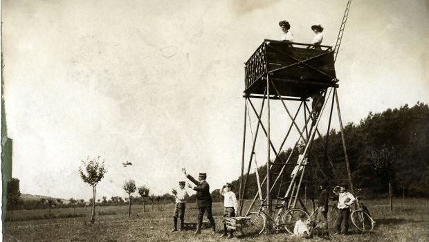 Tipp zum Wochenende: Geflügelte Pioniere – Ausstellung zur Brieftaubenfotografie